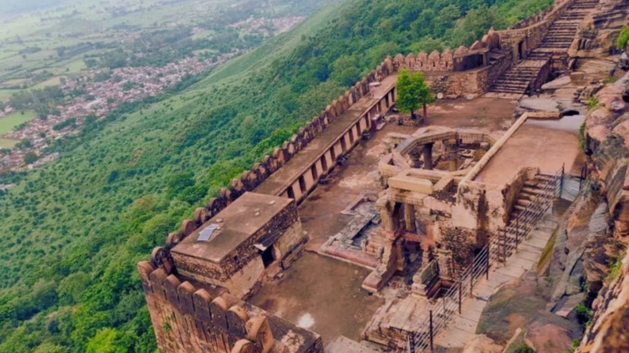 Sher shah suri history with Kalinjar fort