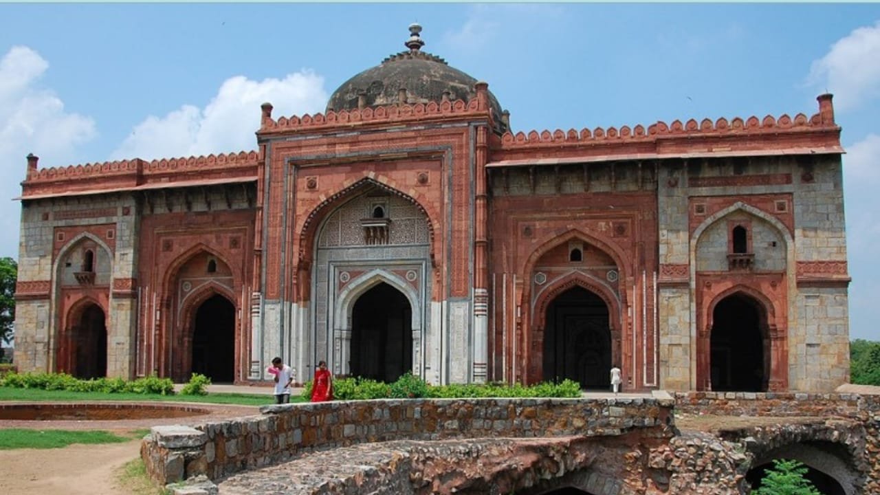 Sher shah suri maked masjid in old fort